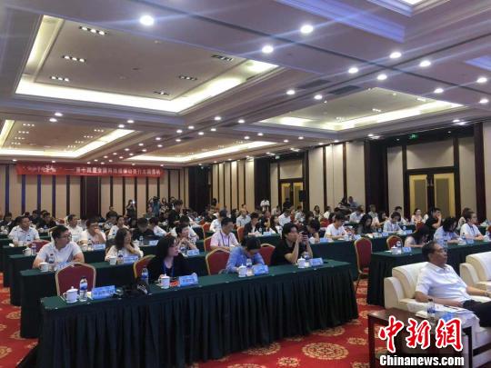 未来七天,来自全国各地30余家网络媒体的60余名编辑记者组成的采访团将赴太原、晋中、晋城、长治四市进行采访采风。 李庭耀 摄