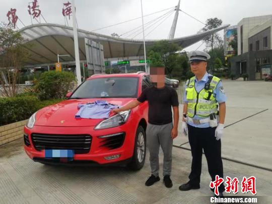 耍威风假冒警察充面子改装车标一男子无证驾驶被查