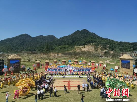 中国56个民族同庆丰收 施紫楠 摄