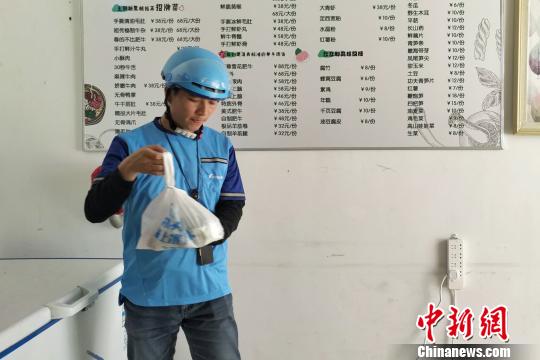 图为饿了么蜂鸟专送青海省西宁市城中区站点的“单王”骑手马源正在取餐。 鲁丹阳 摄