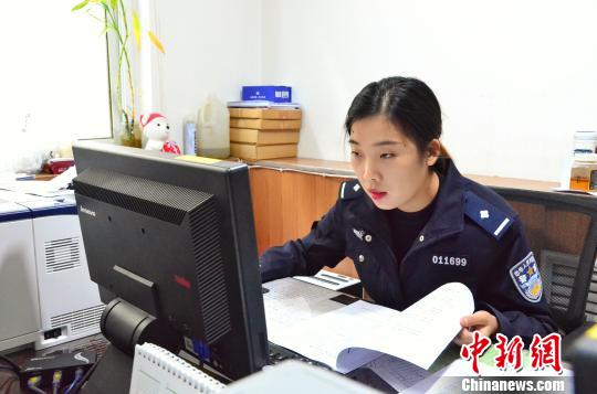 图为国庆坚守岗位的青海省西宁市公安局城中区公安分局人民街派出所民警王茜妹。 鲁丹阳 摄