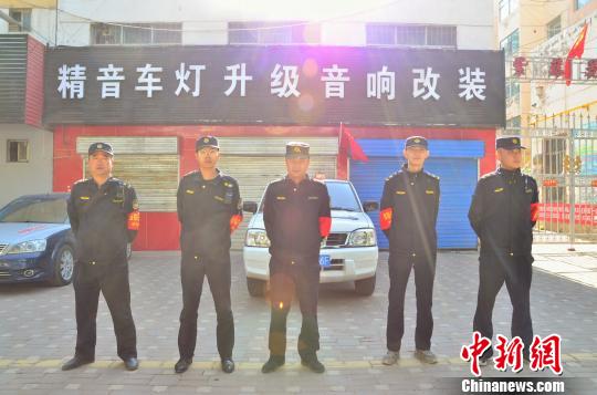 图为青海省西宁市城中区城市管理行政执法局一中队队长林小军带领队员们在国庆期间开展工作,左一为林小军。 鲁丹阳 摄