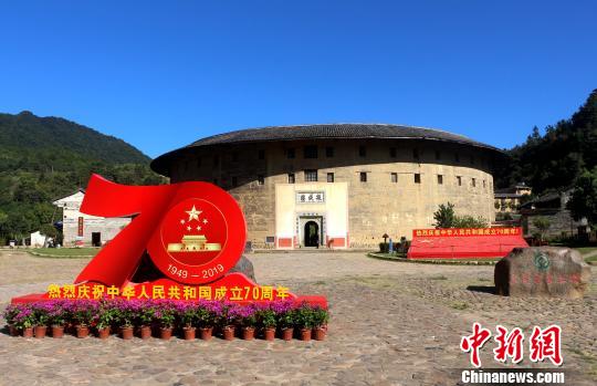 永定客家土楼景区装扮一新,以全新的妆容迎接八方游客。供图