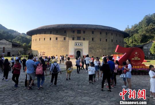 永定土楼景区游人如织。供图