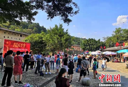 永定土楼景区游人如织。供图