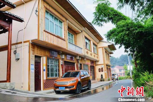 图为贵州省仁怀市坛厂镇枇杷村的通村路修到家门口 向忆峰 摄