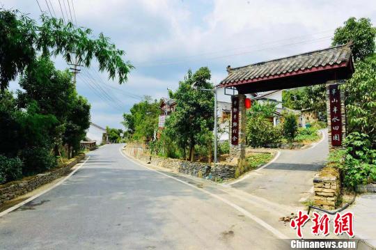 图为贵州省仁怀市长岗镇蔺田村乡村公路风景 向忆峰 摄