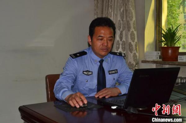 图为工作中的孙永利。 张茜 摄