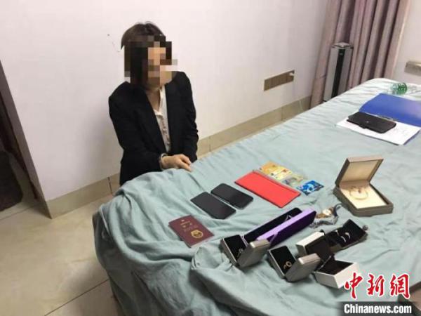 图为非法信贷公司“业务员”兼“财务”杨某指认涉案物品。 刘晓颖 摄