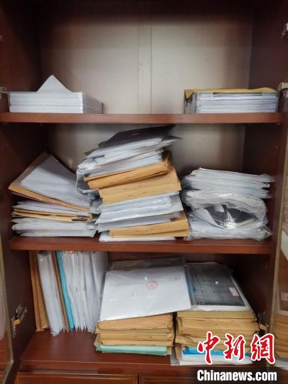 图为柳州警方在某非法信贷公司内查获大量借贷合同。 刘晓颖 摄