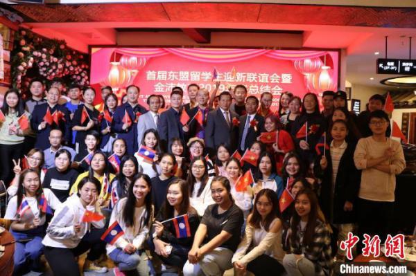 图为东盟国家留学生与嘉宾合影留念。 陈秋霞 摄