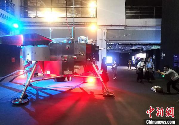 市民与展出的装置合影。 程景伟 摄