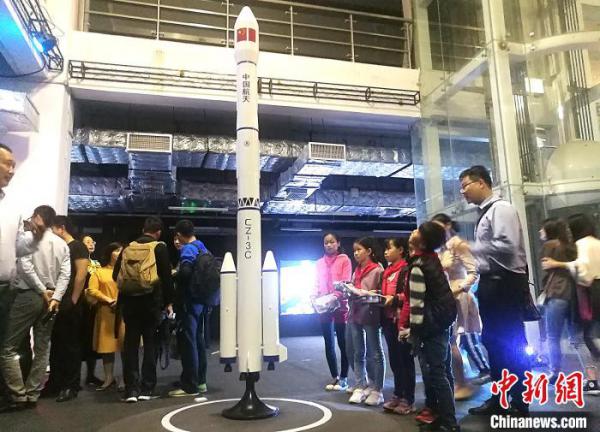 民众正在观展。 程景伟 摄