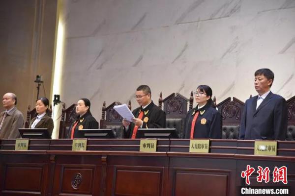 图为法官宣读判决书 南法宣 摄
