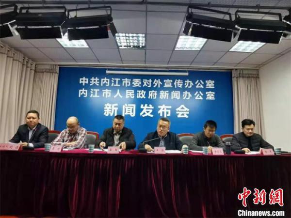 内江市应急、水利、交通等部门对外发布“12·18”资中5.2级地震情况。 王爵 摄