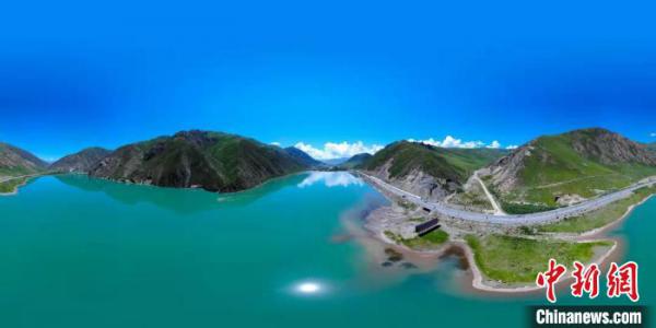 图为铜奖图片作品《七月玉树人间盛境》。 张海东 摄