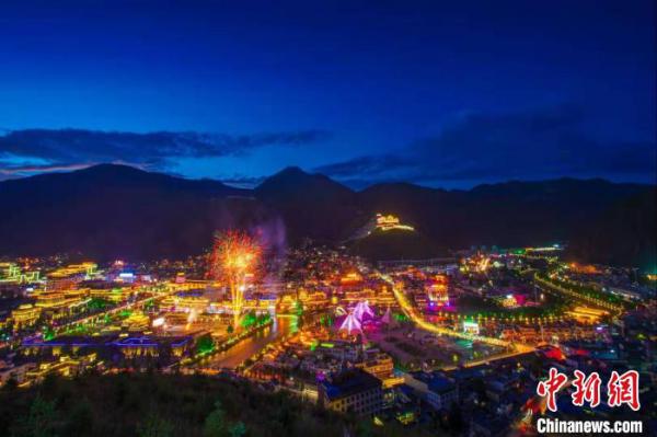 图为铜奖图片作品《天上玉树》。 黎晓刚 摄