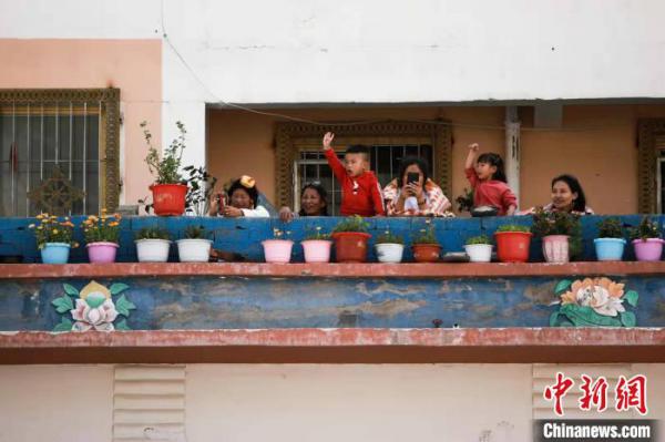 图为铜奖图片作品《玉树人物》。 周博 摄