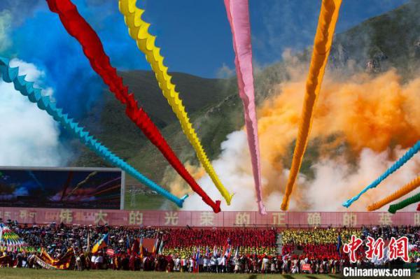 图为铜奖图片作品《玉树盛会》。 赵冰 摄