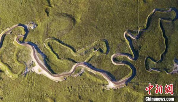 图为银奖图片作品《山高水清》。 茅志勇 摄