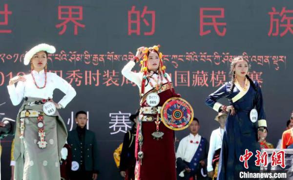 图为铜奖图片作品《藏模》。 张忠苹 摄