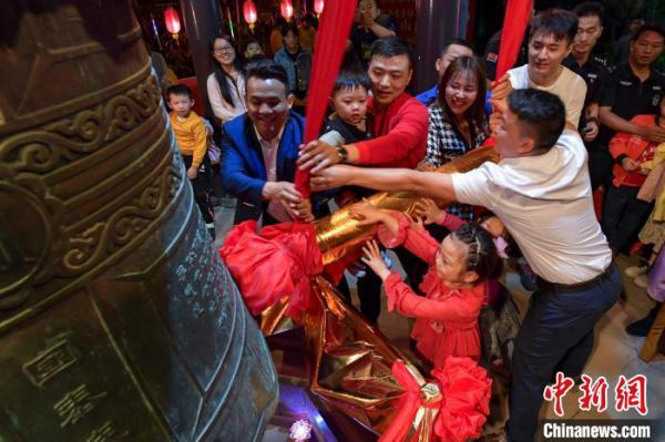 ͼΪ�����ο�ײ��ӭ���ꡣ���Ʒ��� ������ ��