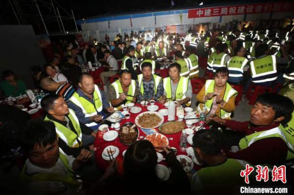 海南千名农民工共享年夜饭。 张茜翼 摄