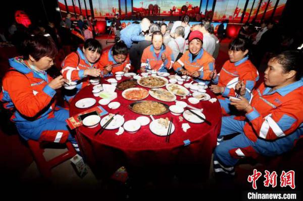 农民工共享年夜饭。 张茜翼 摄
