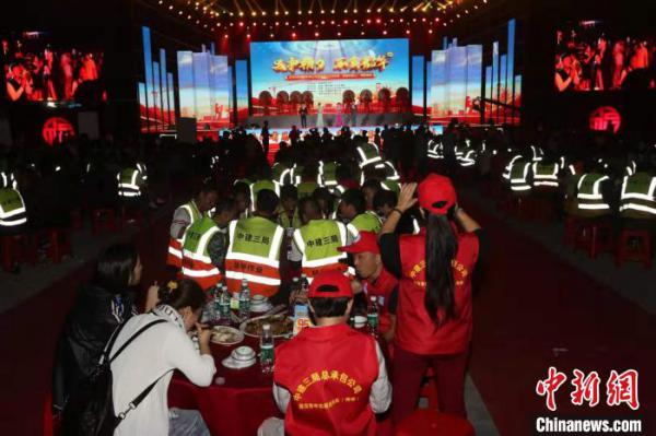 海南千名农民工共享年夜饭,观看晚会。 张茜翼 摄