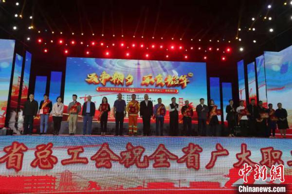 活动为农民工颁发2019年度“最美农民工”奖项和“最美农民工”提名奖。 张茜翼 摄