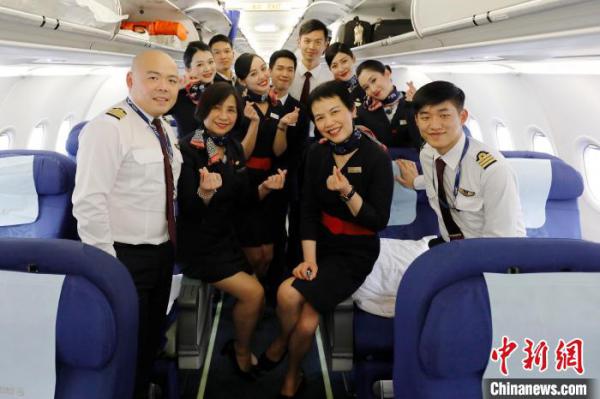 吉晓春和马文菁谢幕飞行全体机组合影。 殷立勤 摄