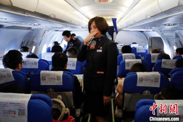 谢幕飞行吉晓春哭了。 殷立勤 摄