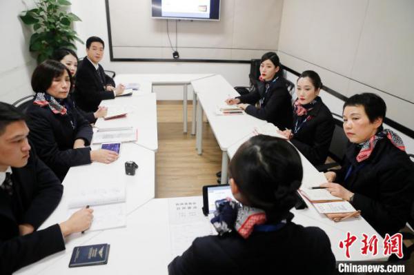 吉晓春(左二)和马文菁(右一)开着航前准备会。 殷立勤 摄