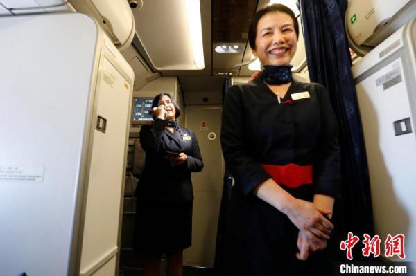 吉晓春(左)和马文菁(右)向旅客致谢。 殷立勤 摄