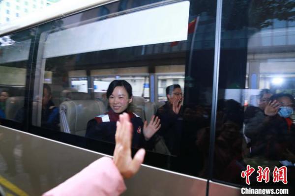 图为医生前去支援武汉。 宁波卫健供图 摄