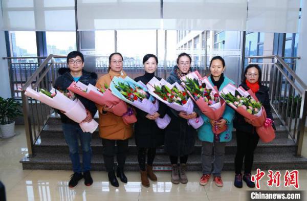 图为医生前去支援武汉。 宁波卫健供图 摄