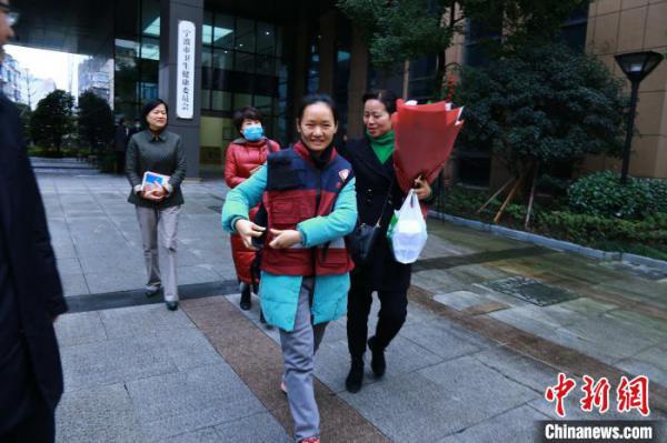 图为医生前去支援武汉。 宁波卫健供图 摄