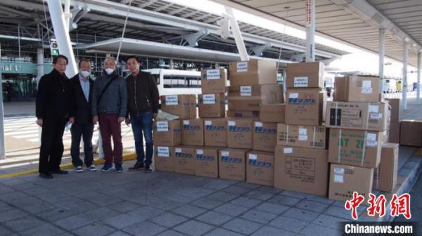 由神户福建同乡会和神户同人联谊会向福建捐赠的约8万个口罩防疫物资30日由厦门航空公司启运福州长乐国际机场。松友摄 林春茵 摄
