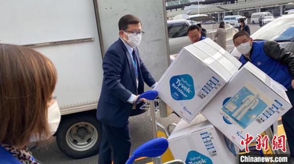 厦航日本支社长马俊杰帮助搬运日本闽籍侨团捐赠的防疫物资。松友摄 林春茵 摄