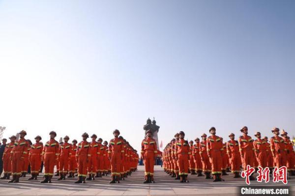 参加演练的消防救援人员完成集结。向上 摄