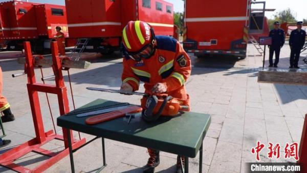 消防员快速组装机动链锯。 向上 摄