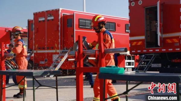 消防员利用无齿锯切割金属管。 向上 摄