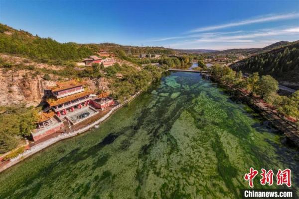 汾河源头古称“汾源灵沼”,位于宁武县管涔山脚下的东寨镇雷鸣寺泉。 马梦迪 摄