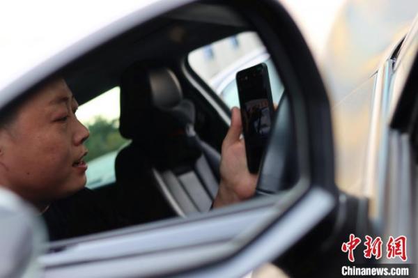 徐文明正在直播,向粉丝介绍一款二手车。 陈家乐 摄