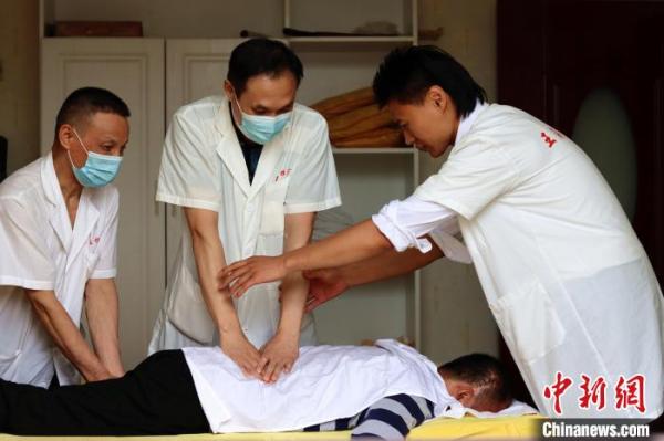 王海正在给盲人按摩师进行培训。 陈家乐 摄