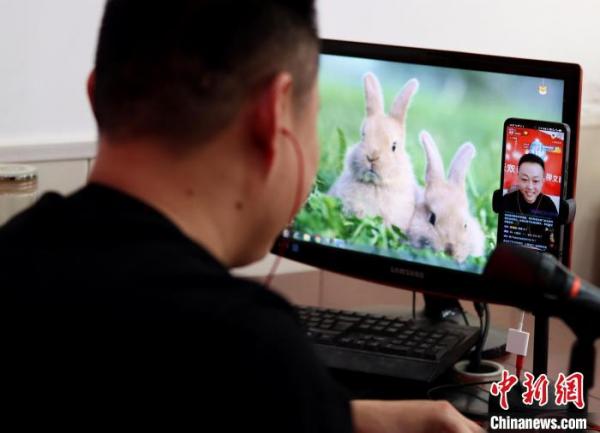 徐文明正在直播。 陈家乐 摄