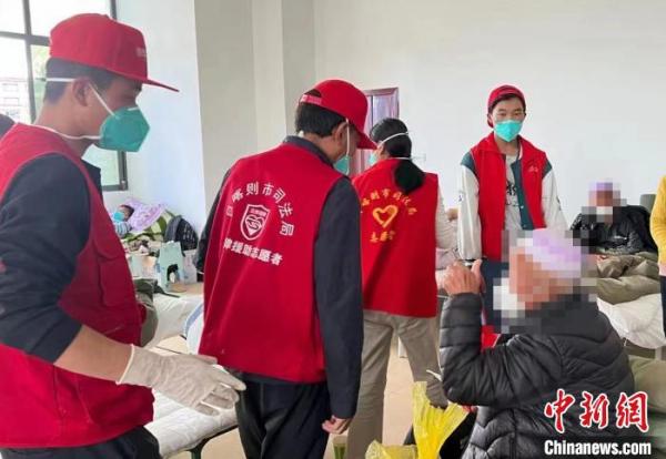 图为得到妥善安置周到的服务,患者向志愿者竖起大拇指。 日喀则市委宣传部供图