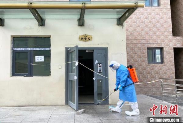 图为拉萨一小区,业主自发承担起志愿者任务,对小区进行消杀。 赵朗 摄